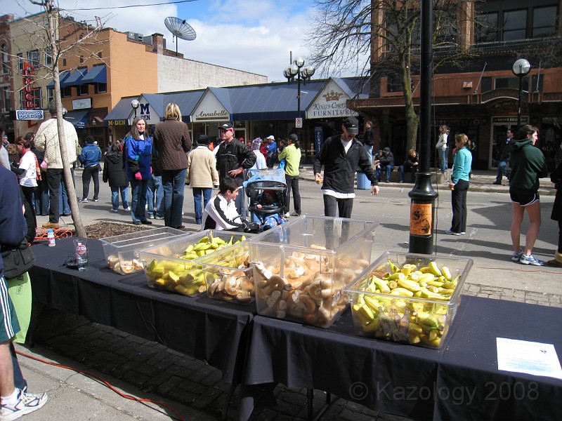 Shamrocks-Shenanagians-08 185.jpg - Bananas and Bagels for hungry runners.